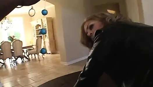 Ateşli kız emdikten sonra sıkı deliklerine büyük yaraklar alıyor