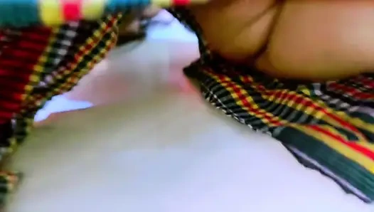 Красивая полуголая горячая мачеха застряла под кроватью и показывает ее большую задницу, чтобы сделать меня горячим для получения анального траха