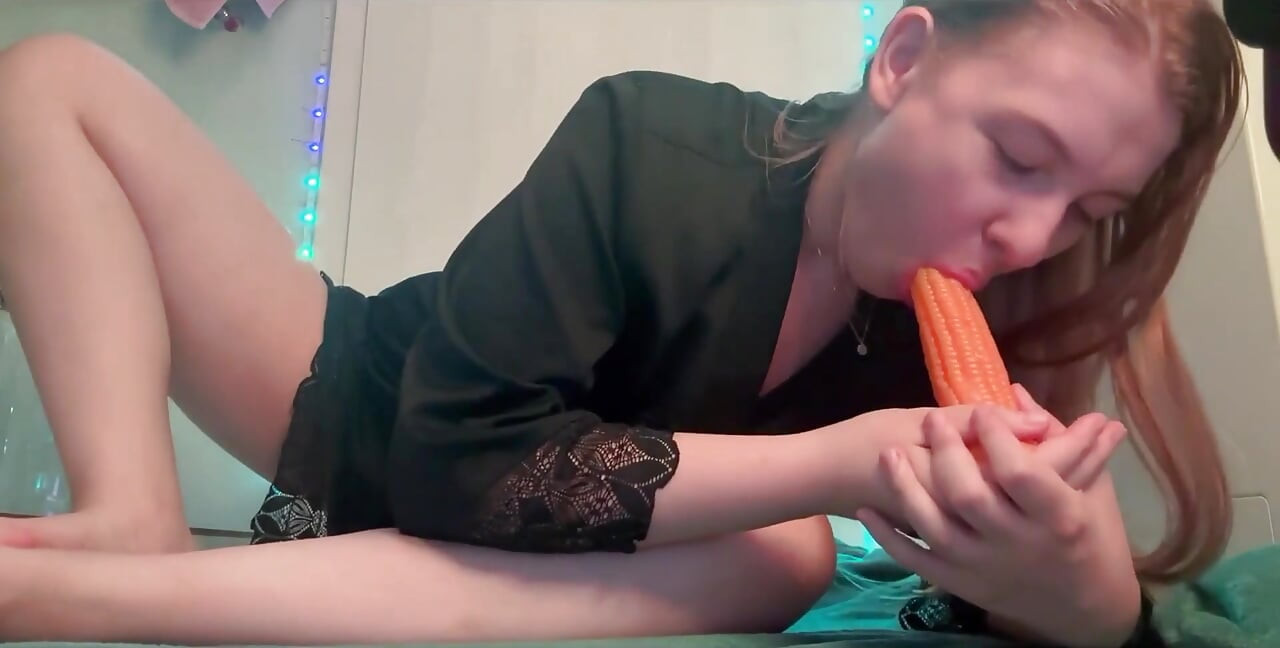 Cewek sange ini lagi asik ngentot dirinya sendiri pakai jagung sampai muncrat