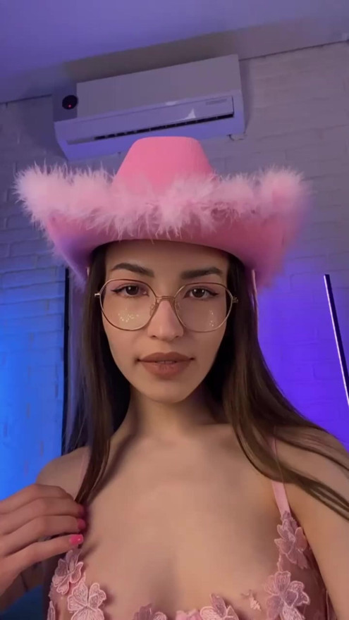 Cowgirl vibes in pink hat & bikini. Ready to ride into your wildest dreams? 🤠