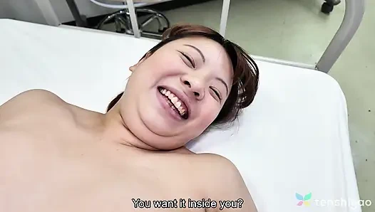 Molliges japanisches mädchen Noa Ogawa lutscht einen harten schwanz vor dem sex.