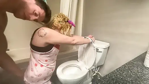 An Die Toilette Gefesselt