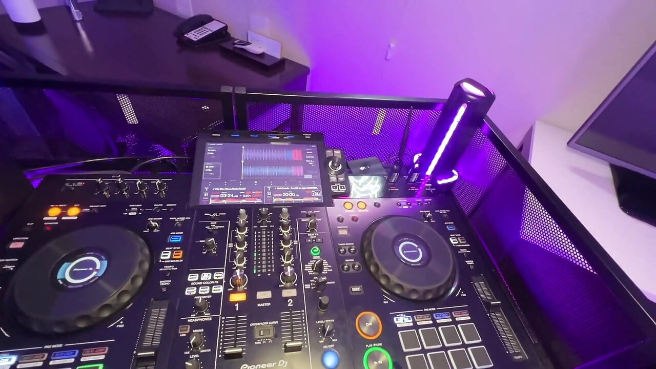 Rider på de varme djs pik til at komme over hele min røv