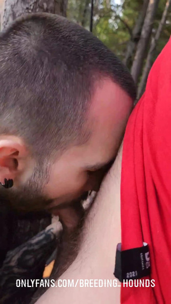 「山歩き中にエッチなストレートな兄弟がフェラしてキスをする」からの感動的な瞬間。