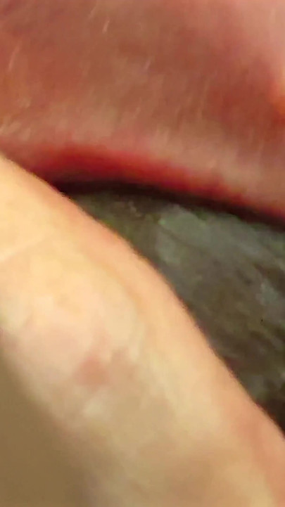 黒人男性が妻にチンコを吸われながら「イかないで」チャレンジをしたが失敗し、結局彼女の口の中で射精してしまった | クリップ 2