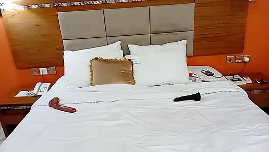 Cewek sange ini lagi asik masturbasi sampai muasin memeknya