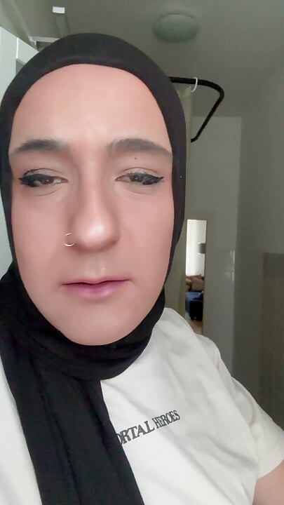 Hijabi shemale die rookt