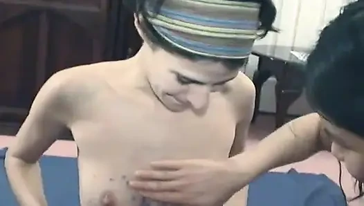 Interracial-lesben spielen mit dildo auf dem wohnzimmerboden