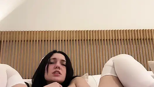 Тинка мастурбирует в домашнем видео