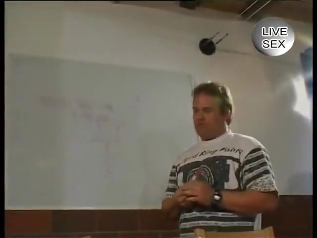 Blonďatá teenagerka spitroastovaná ve třídě