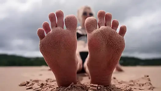 Verehre meine füße am öffentlichen strand und hol meine erlaubnis, zu kommen
