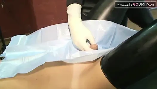 Tante nakal lagi asik mainin kontol kecil