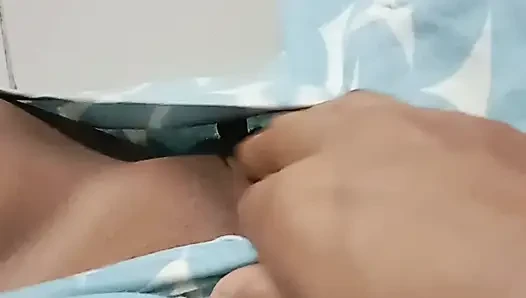 Hintli kız ilk kez sıkı amcığını gösteriyor