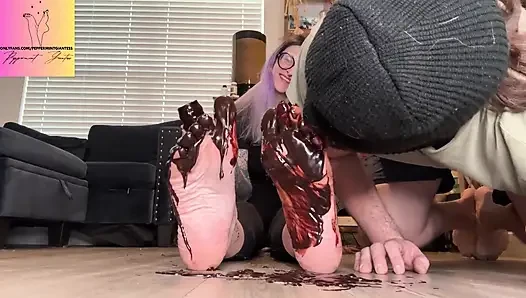 Pemujaan pejuh cokelat ukuran 16 kaki - jilat footboy yang bersih