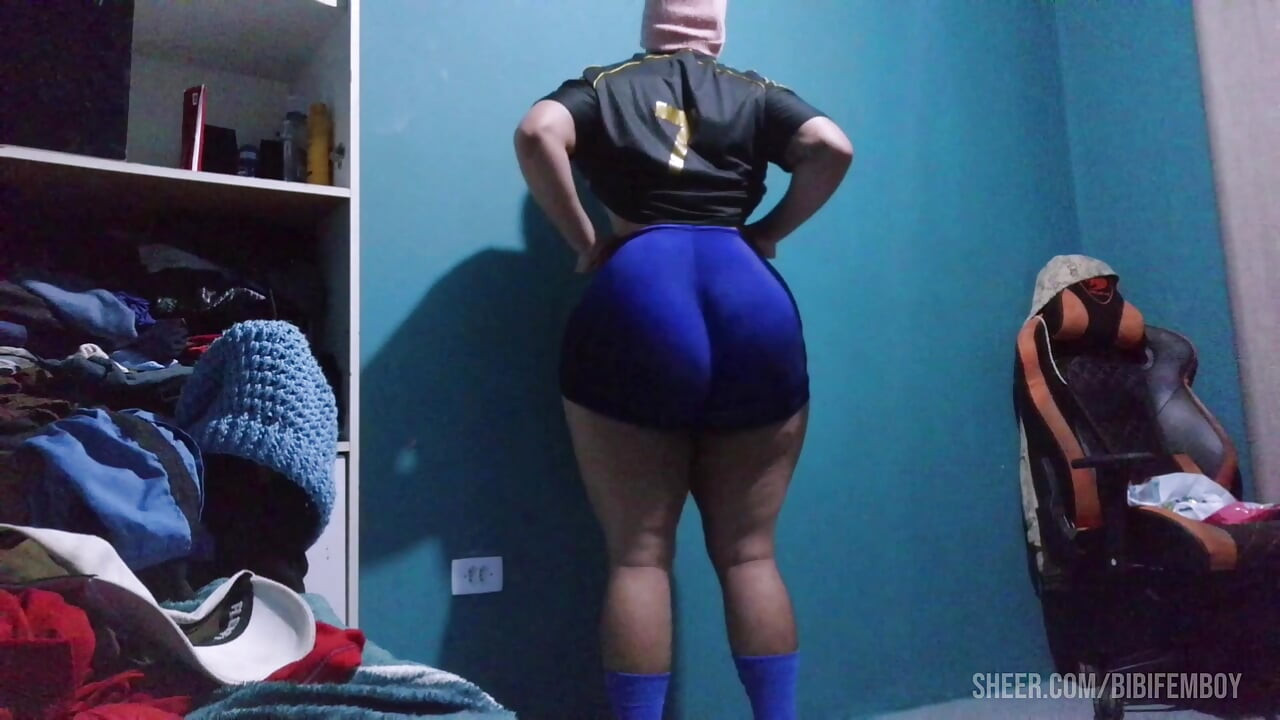 A curvy tranny with a big ass and a feminine body.