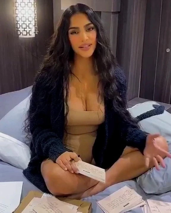 Kim Kardashian huge Cleavage