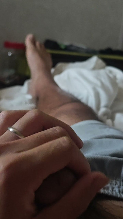 Bắt Đầu Ngày Mới: Thủ Dâm Sáng Trên Giường