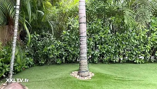 Margot Dulac ve Tiffany Leiddi havuz başında işleri ısıtıyor