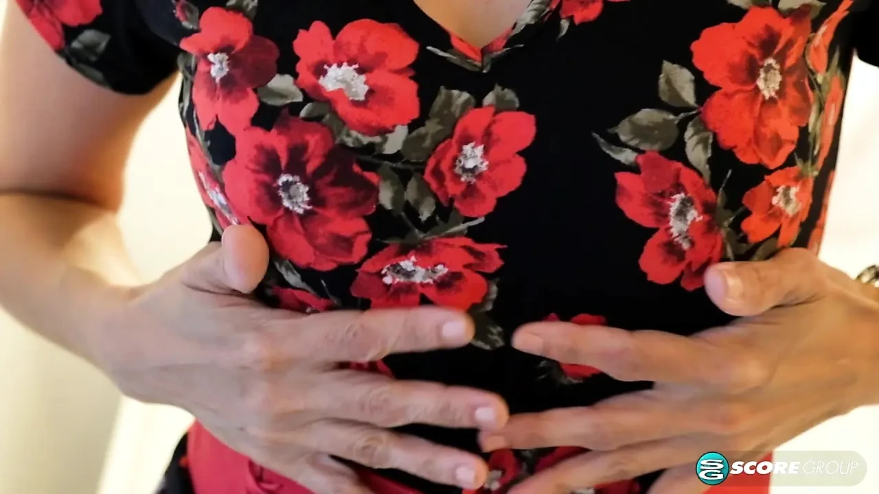 MILF Gypsy Vixen dips her fingers deep inside her very pink