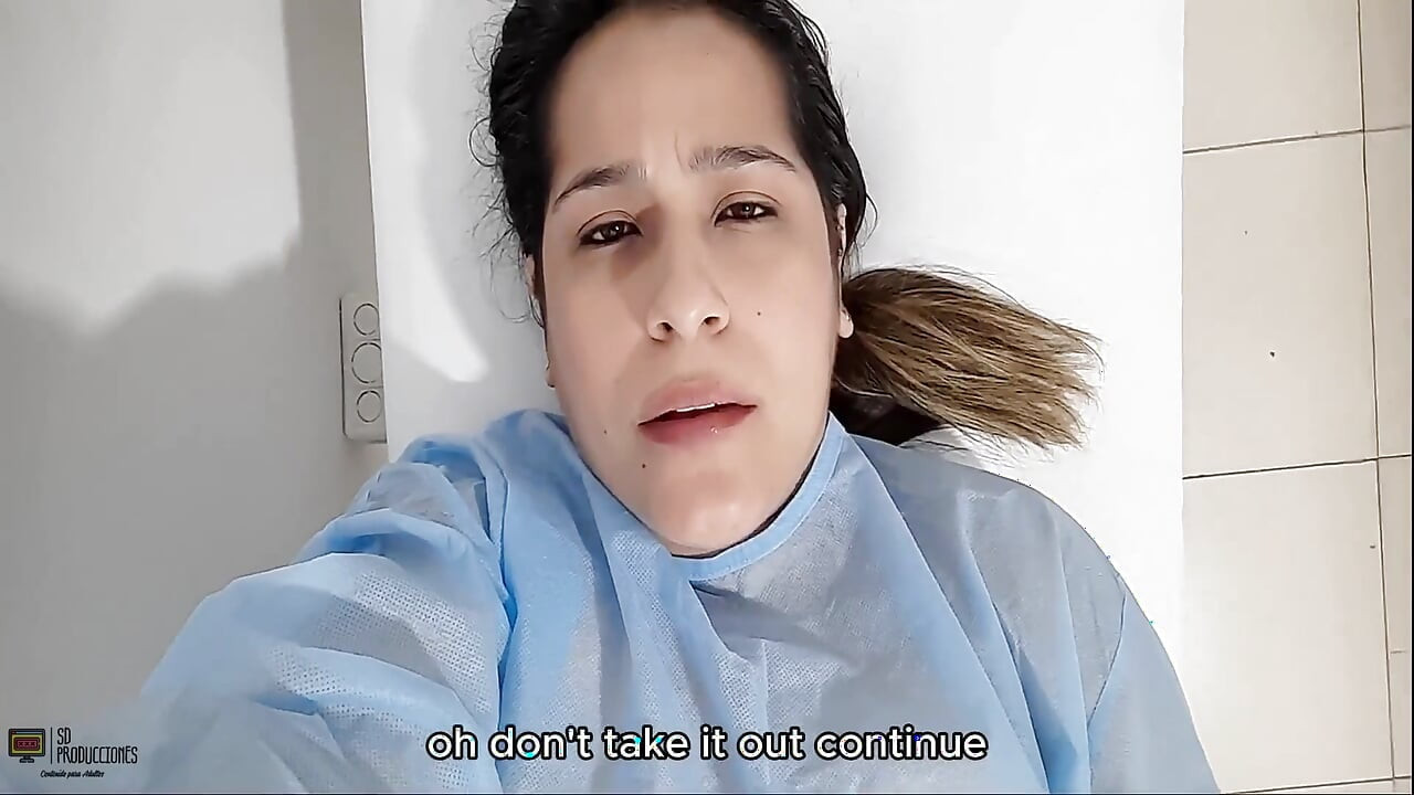 Prsti mi nisu dovoljni, moja pička želi da se oseća više, doktor dođe ponovo da me dodirne -porno na španskom