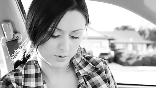 Aç orta yaşlı seksi kadın lezbiyen arkadaşına tüm parmaklarını sokuyor