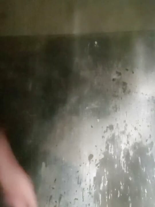 Devojka od 18+ masturbira u kupatilu i svršava