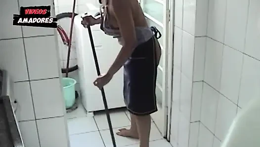 Pembantu difilmkan bekerja telanjang