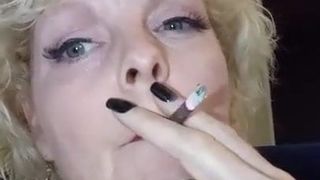 Une femme mature super sexy fume de près