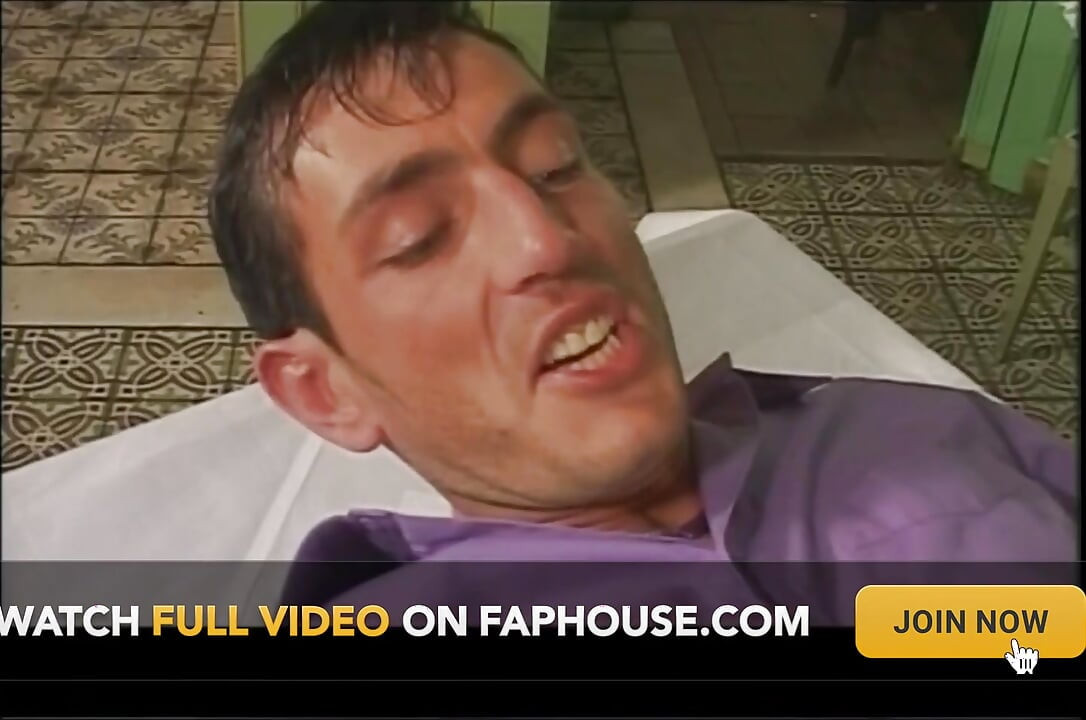 Mamă sexy retro cu țâțe mari futută și ejaculare pe pizda strâmtă