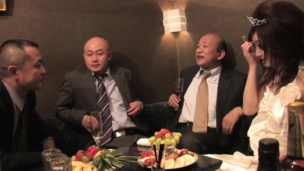 香港的日本荡妇在俱乐部服务三个男人