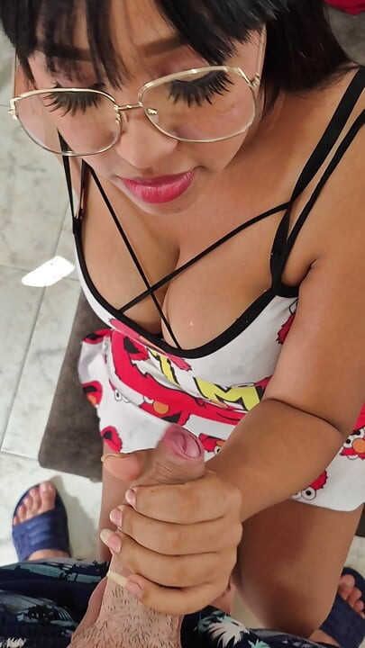 قلت للجارة التي كانت تعلق سيورها "تعال ، سأريك شيئا ... كم تعطي ديكي وقالت ..."