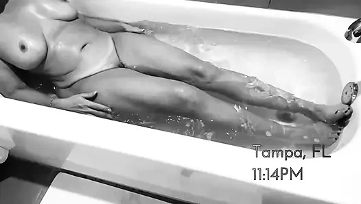 Fa Fiona расслабляется в ванне отеля