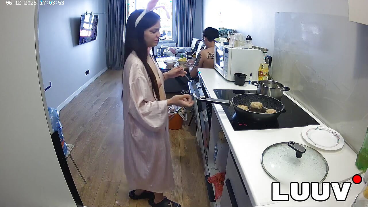 LUUV. The sexy Grossy cooks dinner topless on home camera