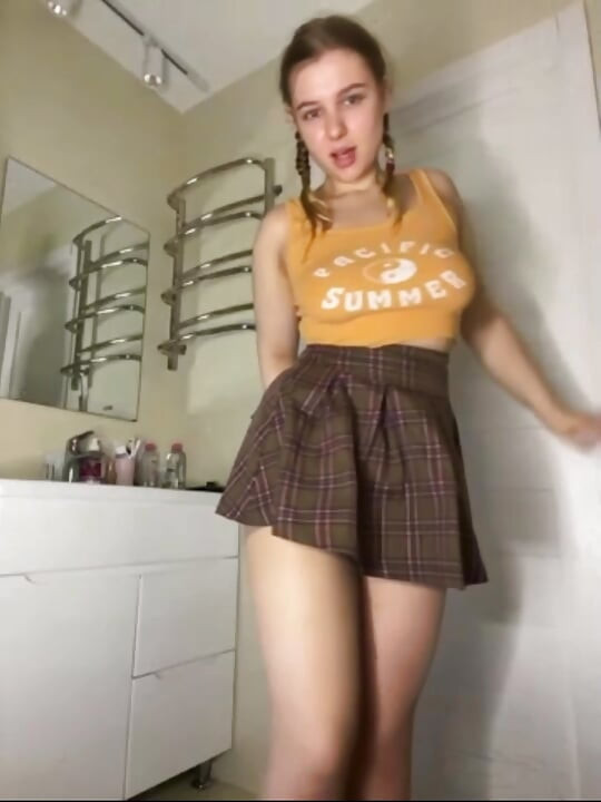 Трахаю с огромным вибратором Jucielussie