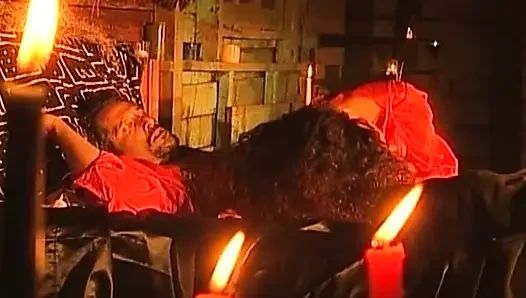 Cewek hot rambut cokelat lagi asik muasin memeknya pakai lilin sensual
