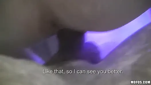 Pickups - brünette electra angel mit kleinem arsch nimmt anal fingern und auf den arsch in der Wanne mit steve Q