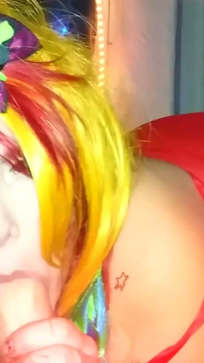 Raver Girl исполняет вапины и отсасывает - Moxibluez | Клип 2