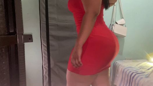 Une belle-mère BBW à gros cul se change devant un miroir