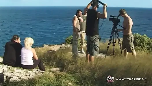 Blondine gibt während des tropischen erwachsenen blowjob auf cliff im freien
