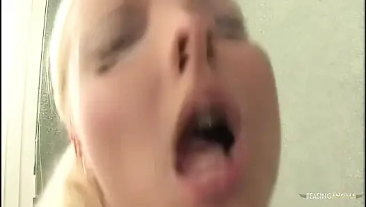 Vanessa neckt mit rosa höschen und reitet dann einen schwanz