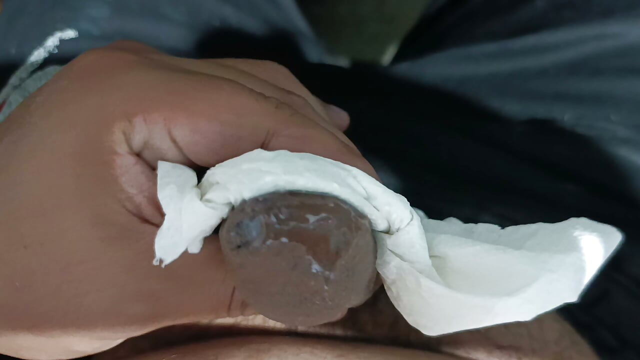 Anh bắt đầu sục cu mạnh tay cho đến khi bắn tinh thật nhiều vào tay mình bằng khăn giấy