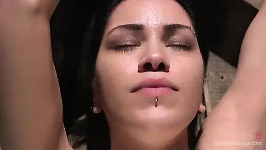 Si cewek nakal cassandra cain si cewek pecinta seks metal lagi asik orgasme dan seks bondage