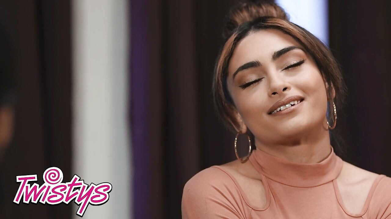 TWISTYS - Morgan Lee viser Vanessa Moon akkurat hvor bra lesbisk sex kan være under deres private økt