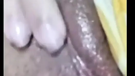 Это было так хорошо, я пришла в брызгах, у меня был мой первый сквирт!