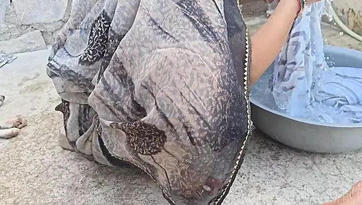 Bhabhi ko field mai kapde dhote samay mud marwai