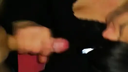 Nyepong kontolku di luar ruangan