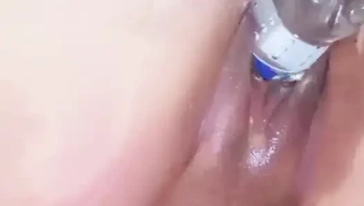 Mantasha Idrisi büyük büyük şişe ilk kez