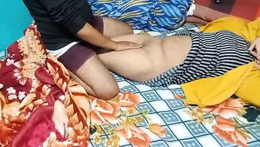 Yeni genç çift romantizm yaşıyor.