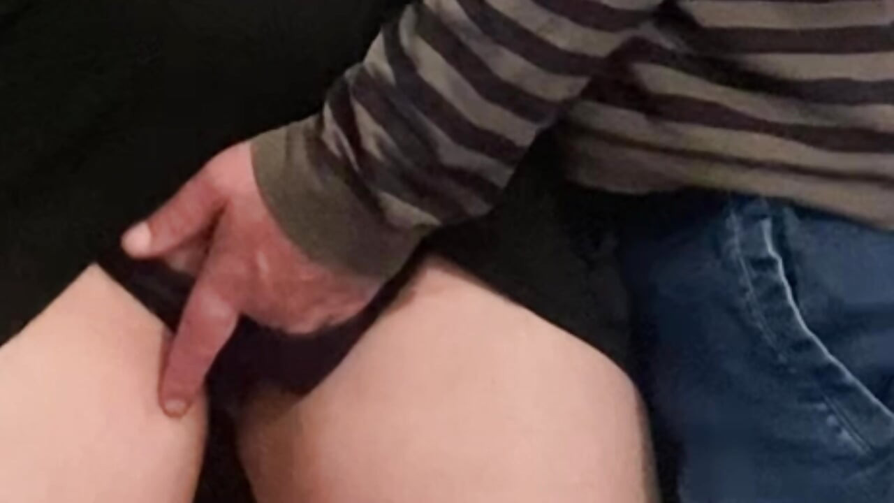 Azgın sapık kız herkesin içinde elbisenin altında parmaklıyor