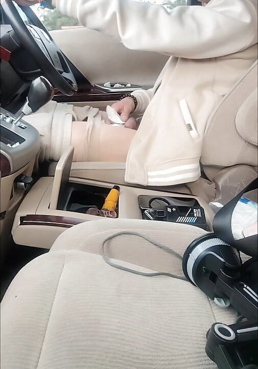 Masturbating and cumming while driving, a little more vehicle around